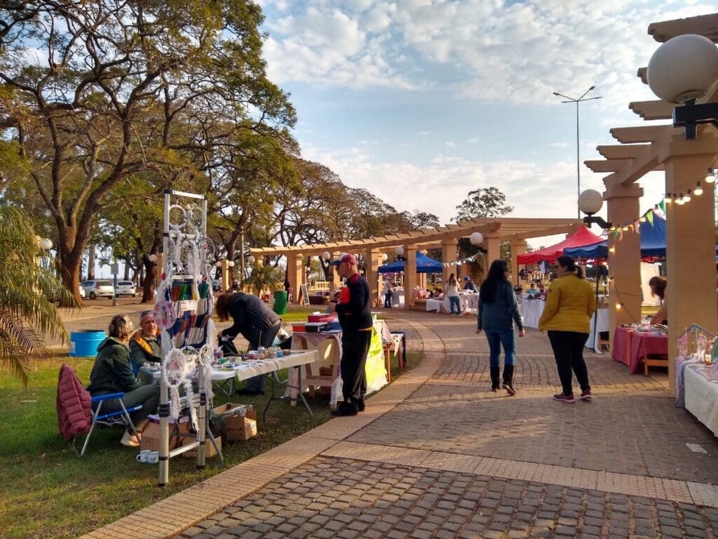 Feria «Paseo del Río» en la Costanera de Concordia