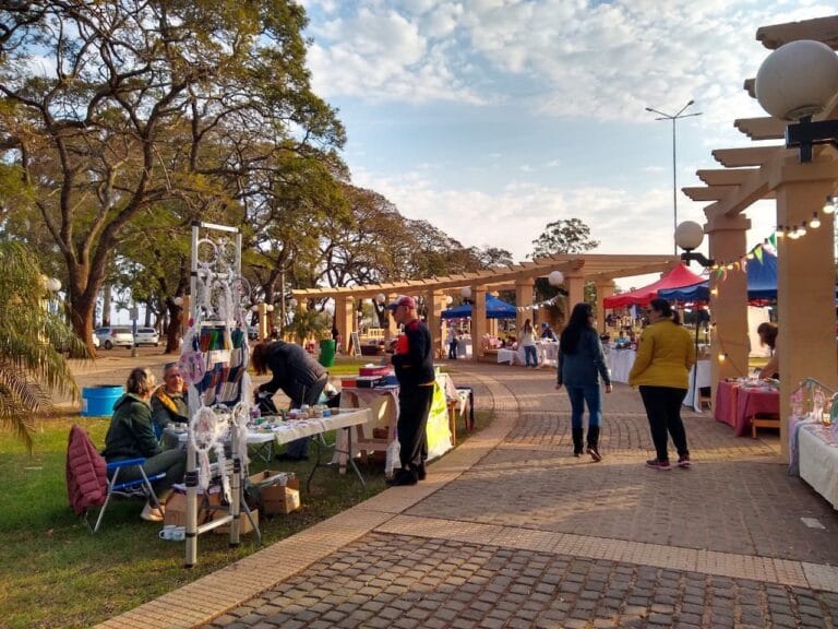Feria «Paseo del Río» en la Costanera de Concordia