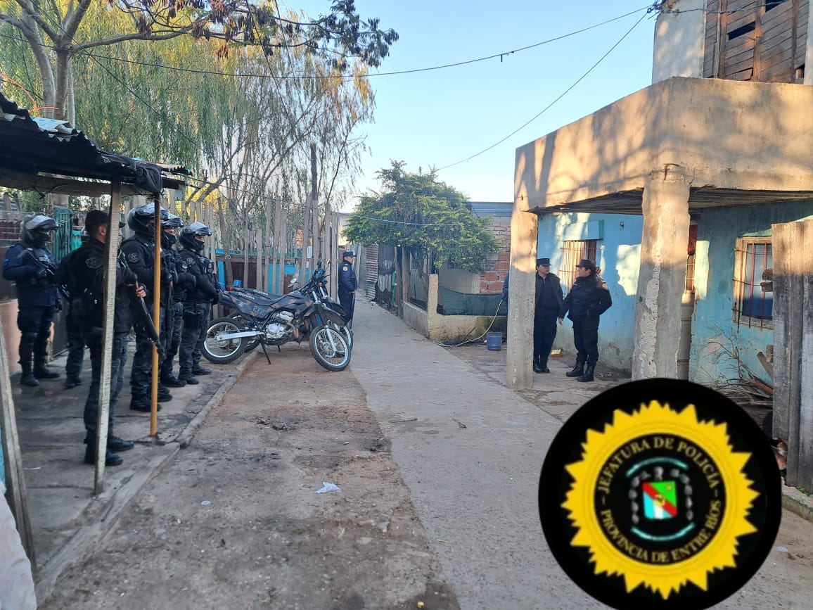 Allanamientos en el barrio Villa Busti: Siete personas detenidas, secuestro de armas y drogas