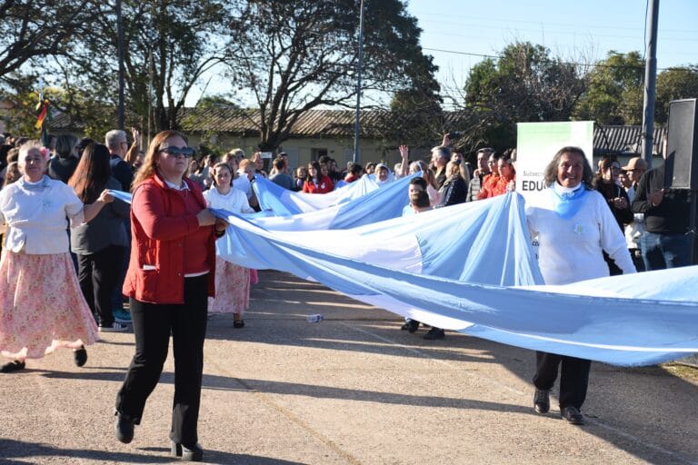 En el Día La Bandera la Bianca se vistió de Celeste y Blanco