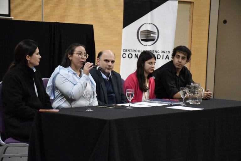 Municipalidad y ECU firmaron el convenio para la entrega de los galpones donde realizarán las carrozas