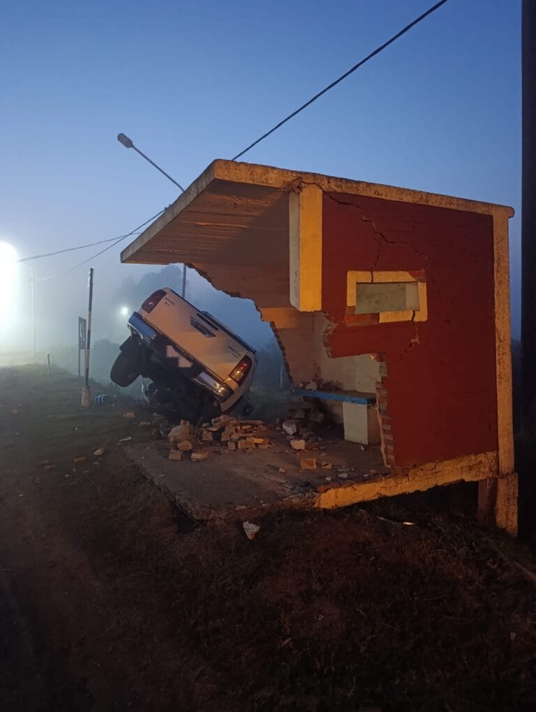 Quedó dormido al volante y despistó con su camioneta