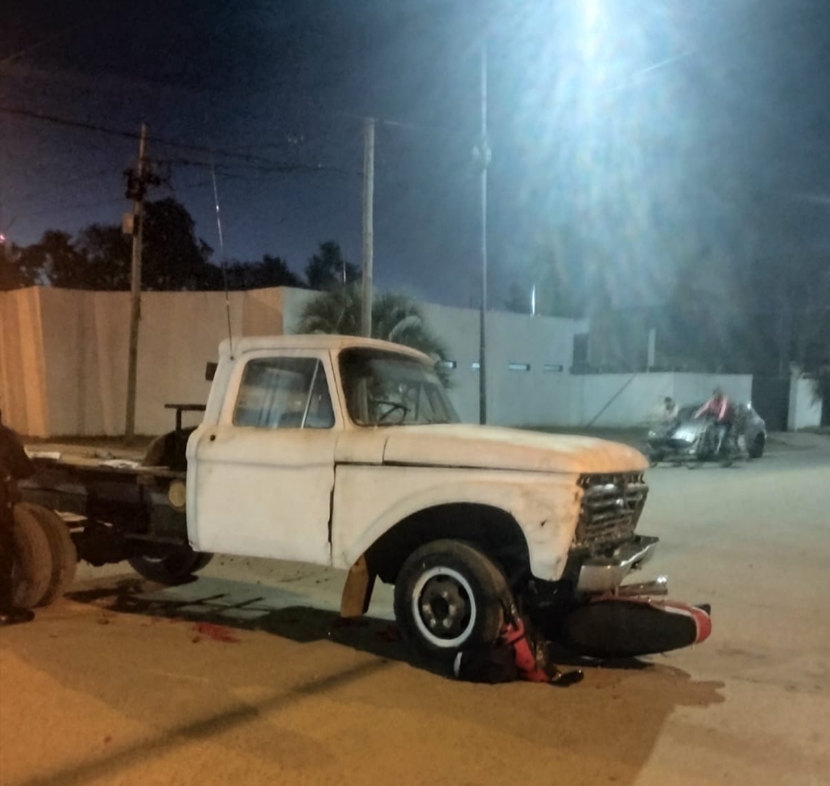 Conductora de moto colisionó contra un camión y fue derivada al Masvernat con su acompañante