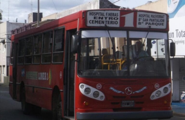 El gobierno provincial habilitó el boleto gratuito para docentes en el transporte urbano