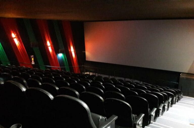 Es lamentable que esto siga sucediendo: Padres denuncian discriminación en un Cine de Concordia