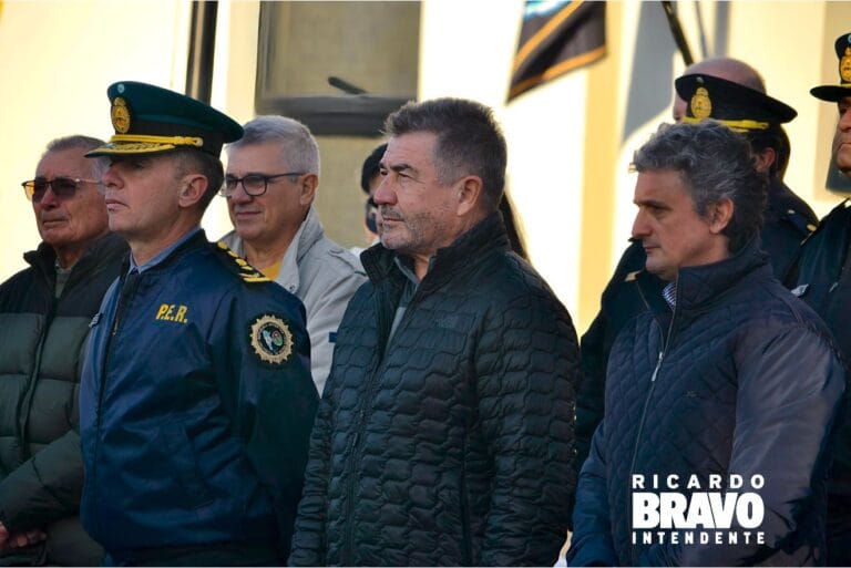 El Intendente Bravo presente en el Acto Oficial de la Policía donde se entregó una Unidad Móvil y hubo reconocimientos al personal policial