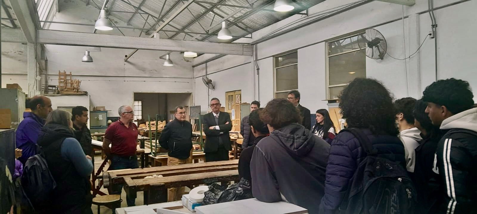 Alumnos de la Escuela Técnica N°1 participan de un Curso de armado de muebles con tableros