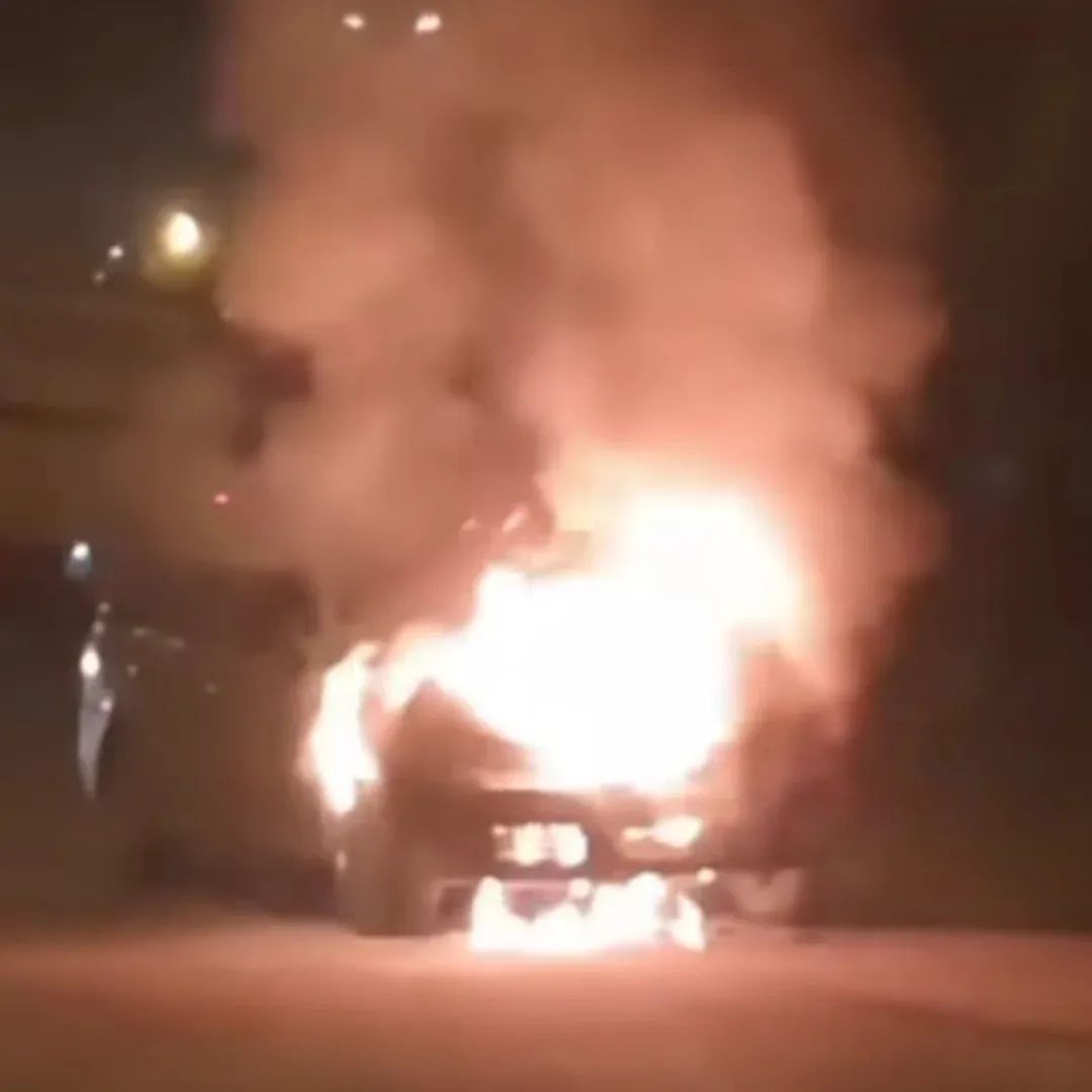 Un vehículo se incendió en la vía pública