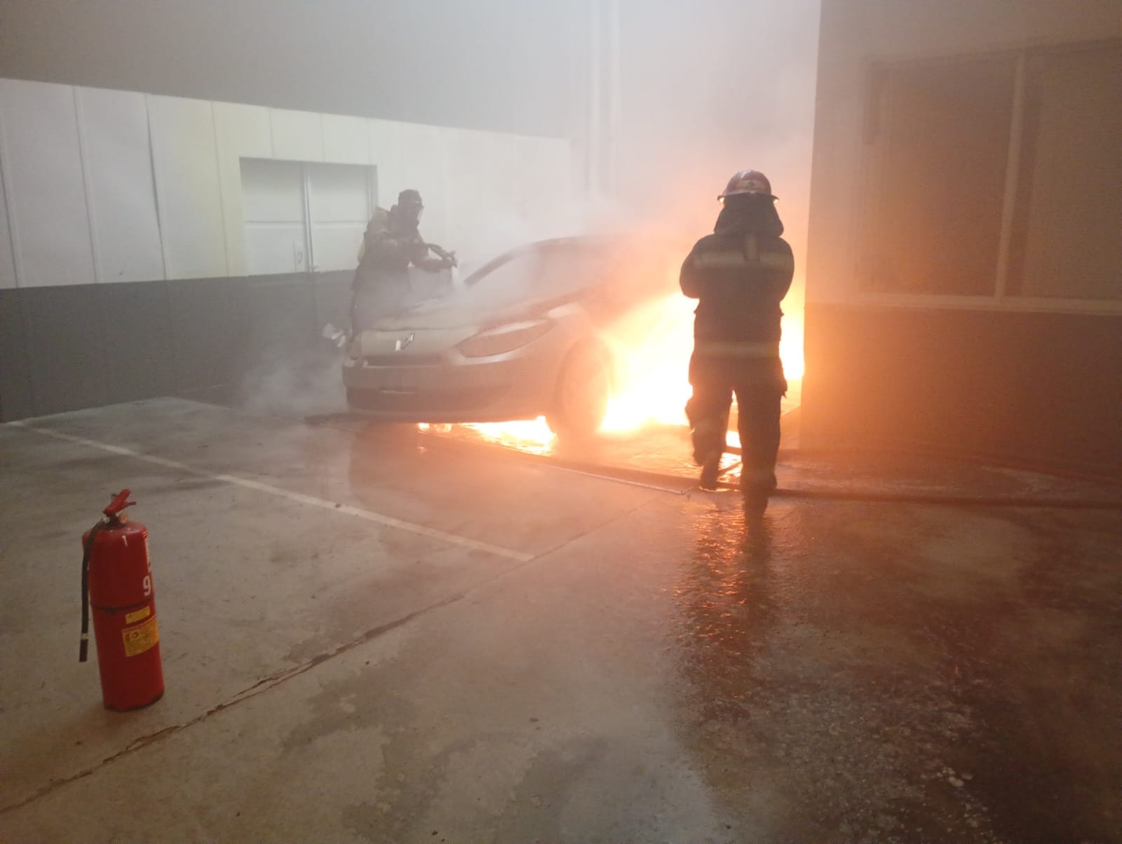 Incendio de Vehículo en Taller Mecánico de una concesionaria de vehículos