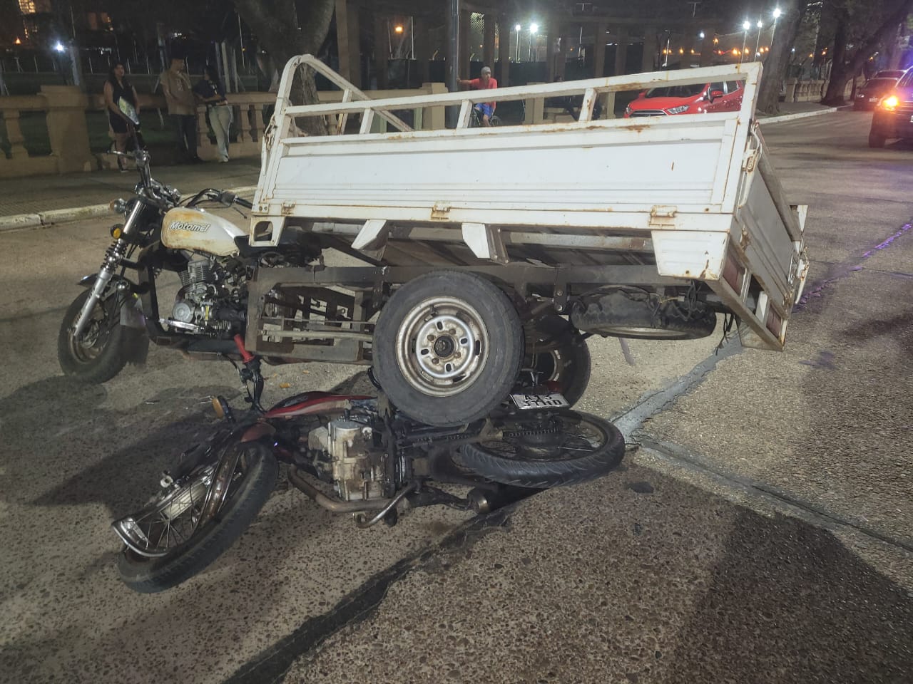 Mala maniobra de motocarro ocasionó un choque contra una moto