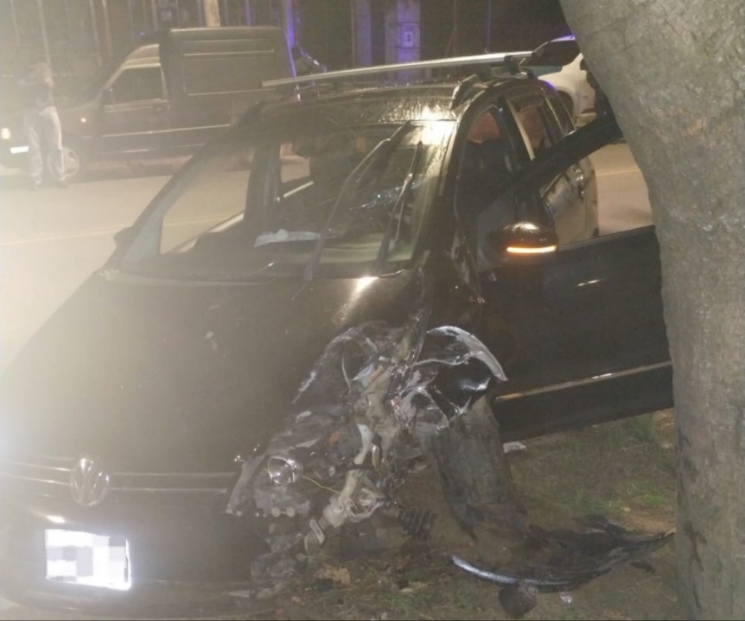 Chocó contra un árbol con su vehículo y debió ser trasladado al Hospital