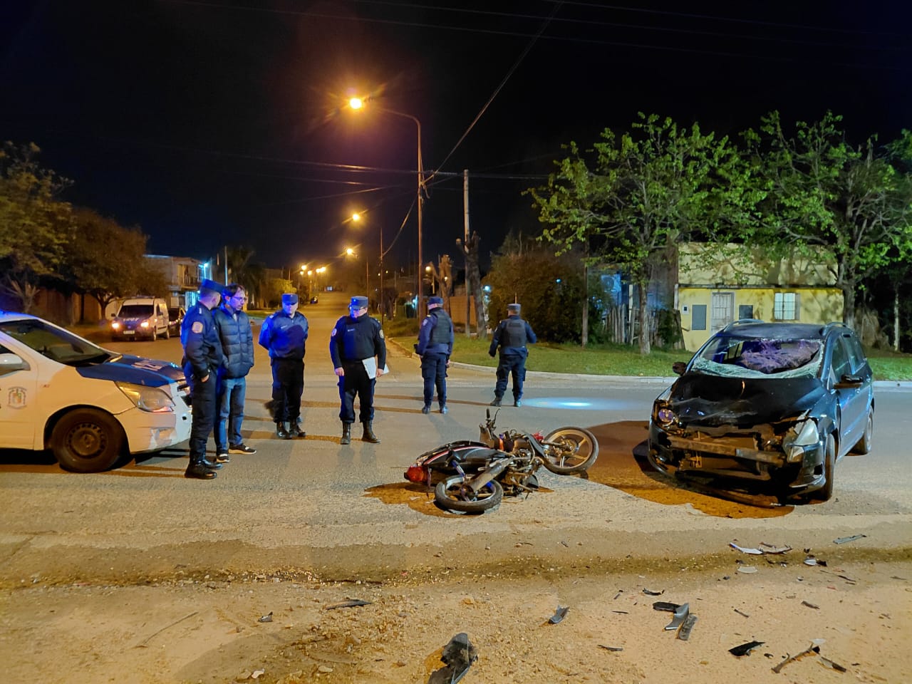 Grave accidente sufrió una joven pareja y un menor que circulaban en moto