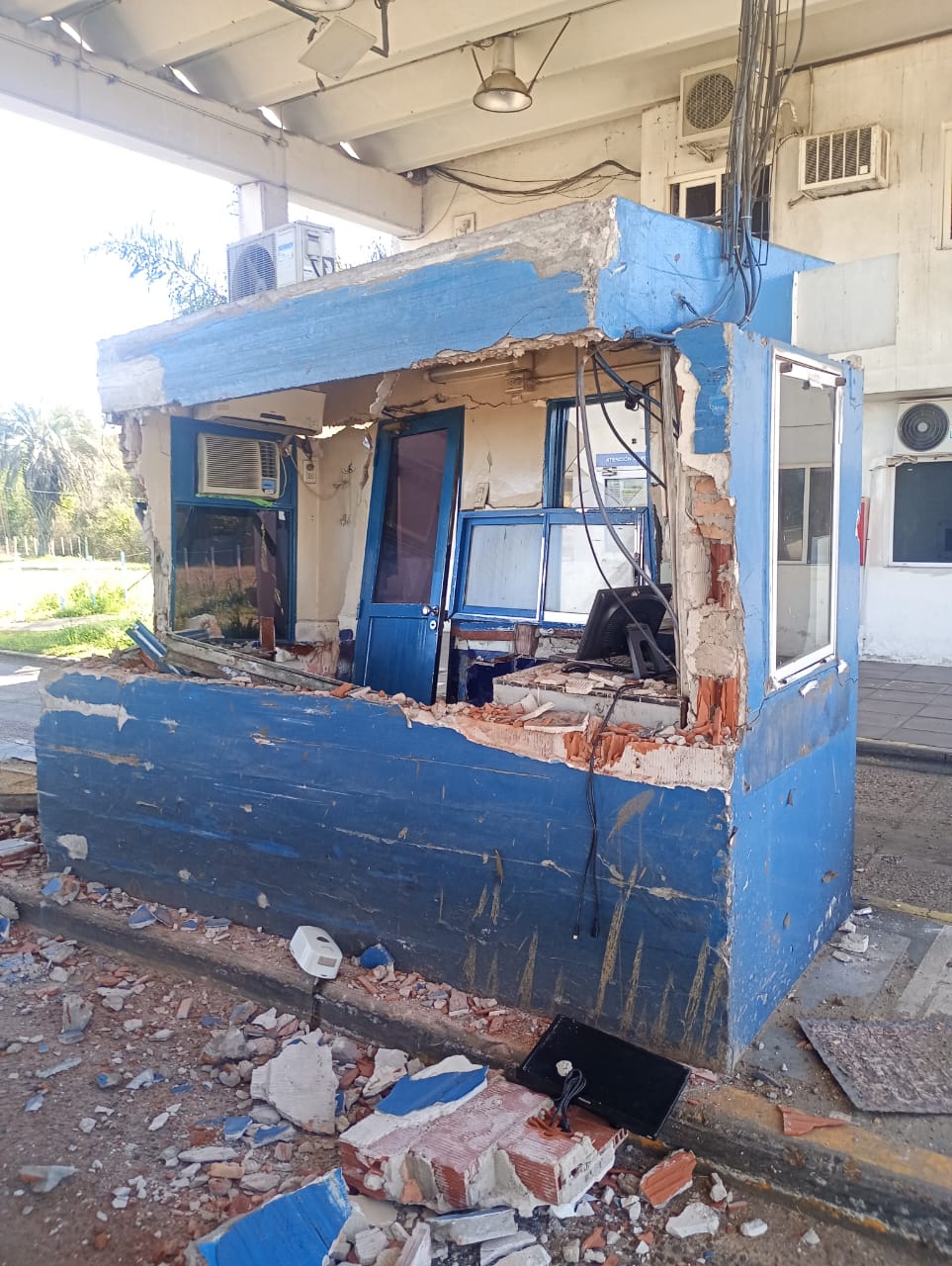 Camión que llevaba carga pesada impactó contra garita de peaje