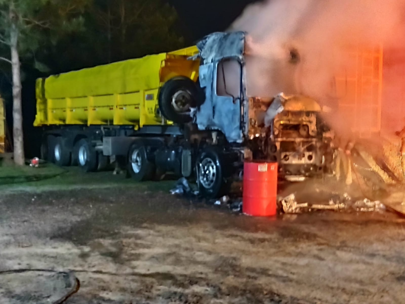 Camión se incendió en su totalidad: investigan las causas