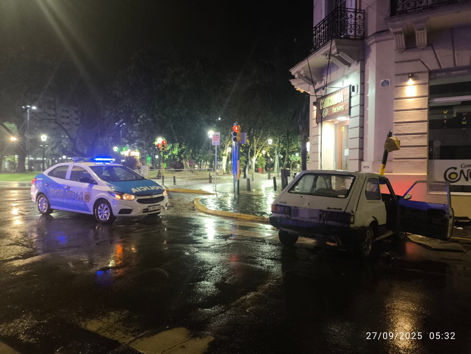 Chocó con su auto un semáforo en pleno centro: el conductor fue derivado al Masvernat
