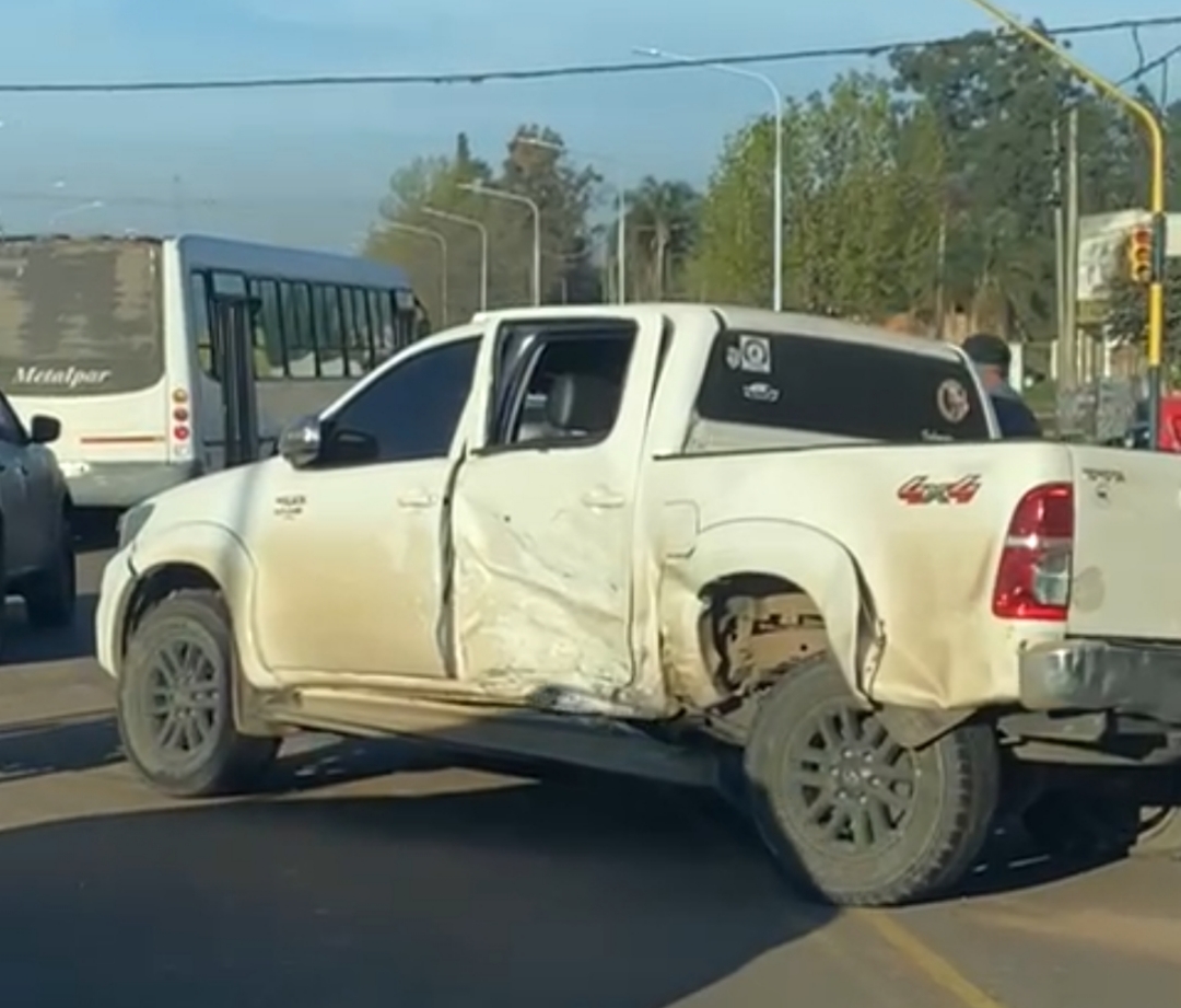 Villa Adela: Fuerte accidente entre tres vehículos