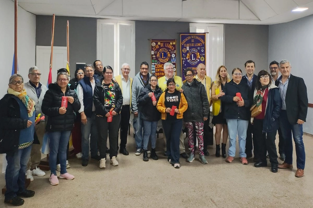 Club de Leones Concordia entrega anteojos recetados a adultos mayores en alfabetización