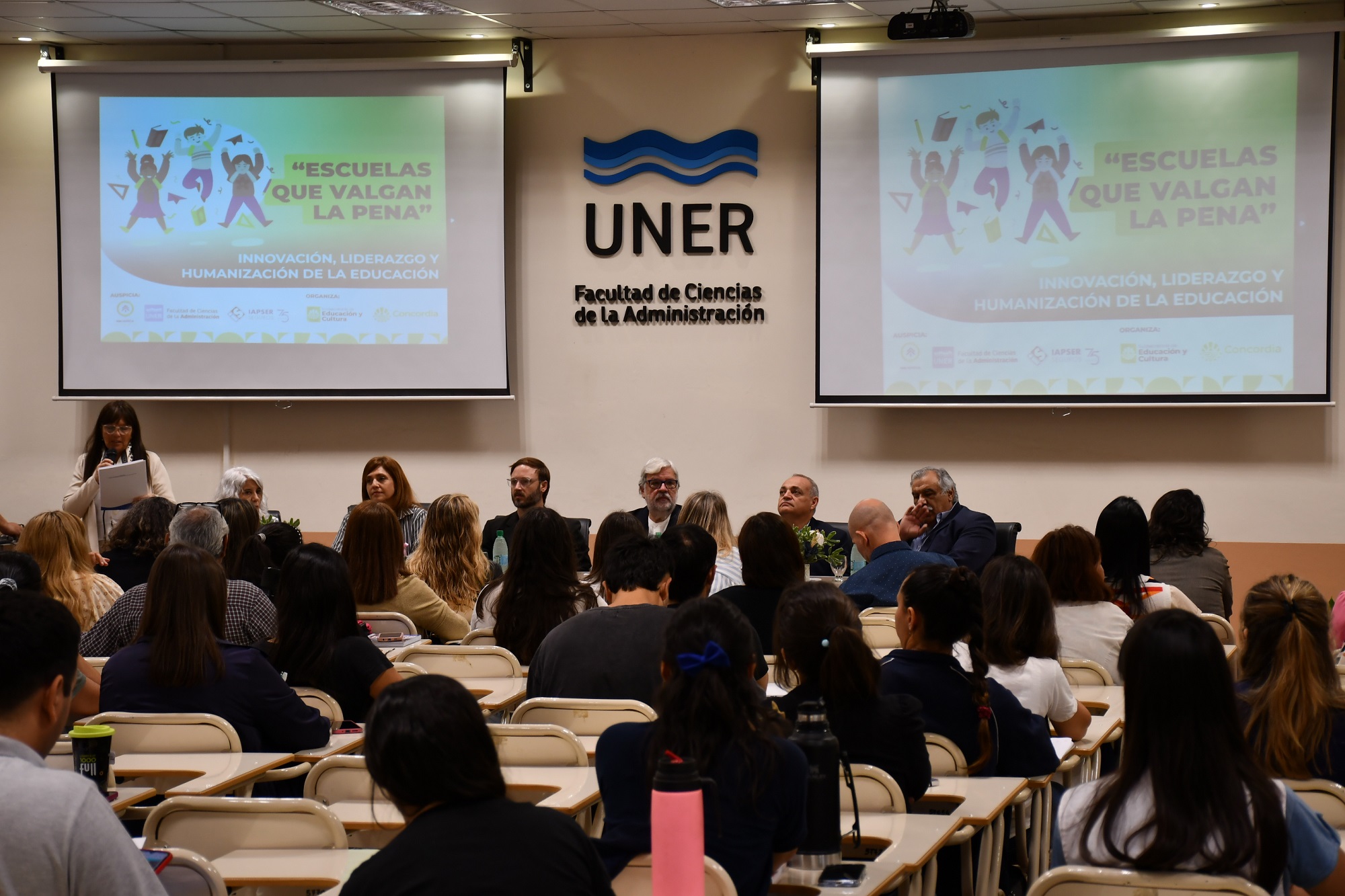 Con la presencia de reconocidos profesionales se realizó el Conversatorio «Escuelas que valgan la pena»