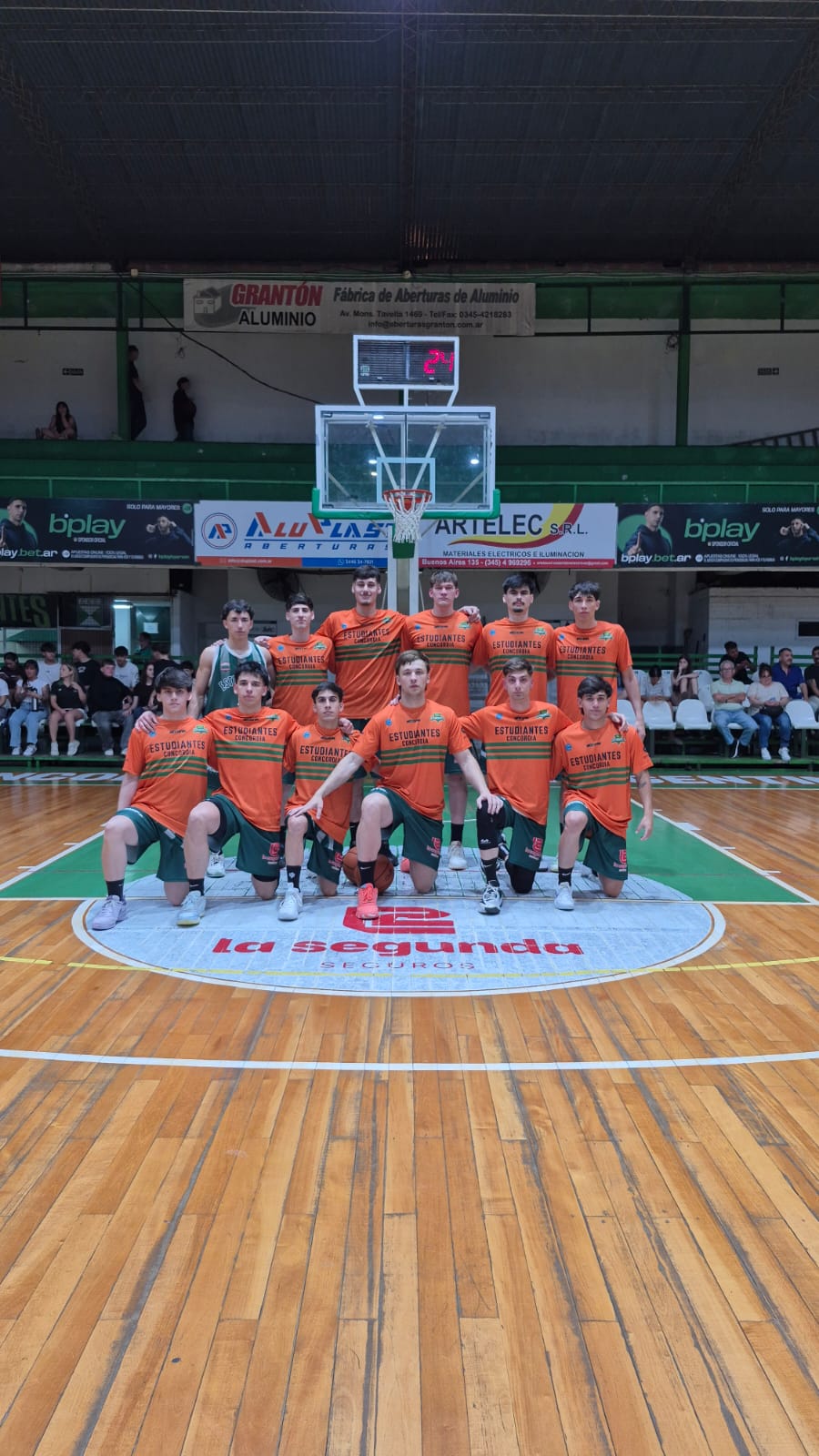 Básquet: Estudiantes se quedó con el Clásico.