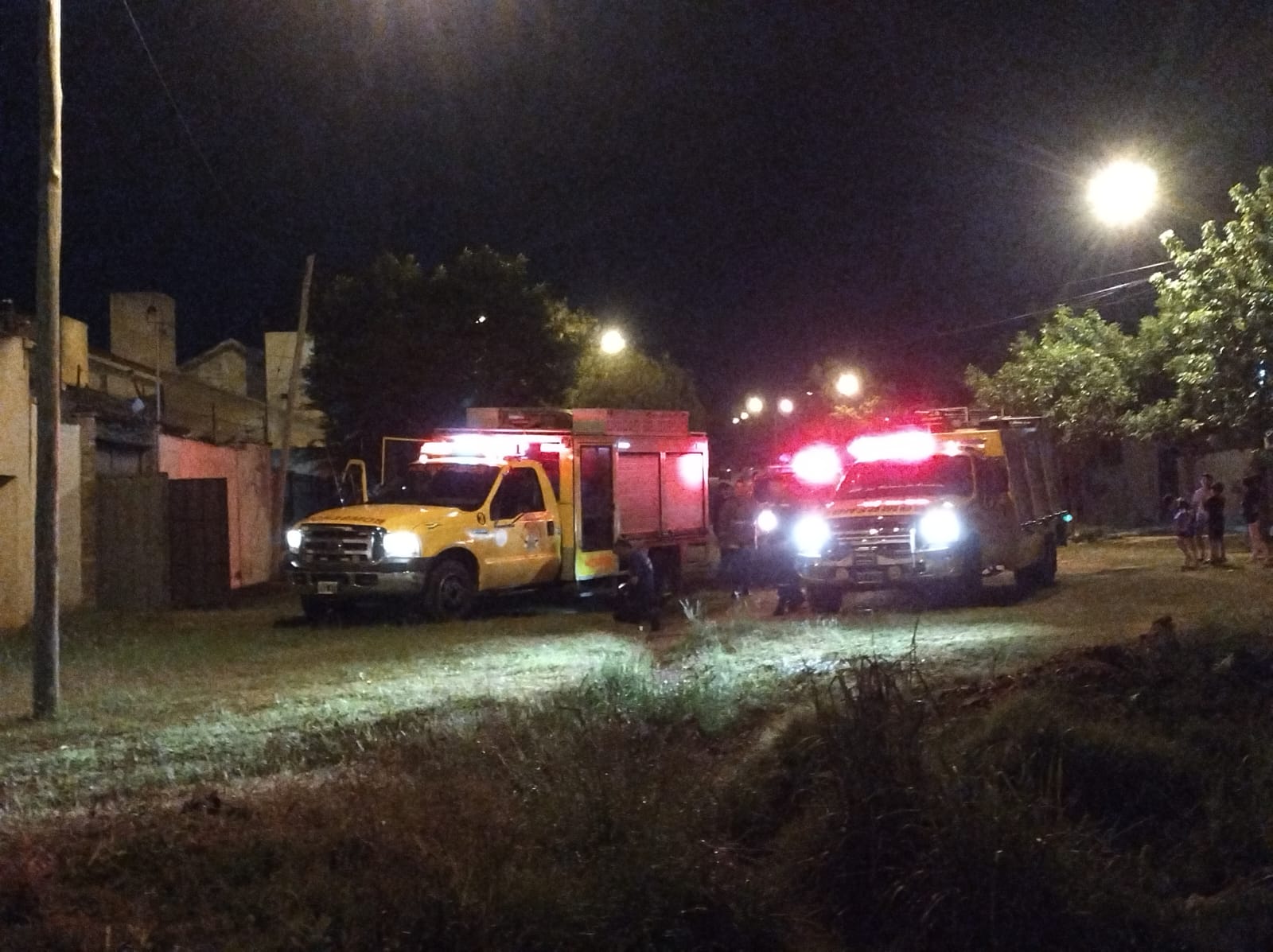 Un vehículo se incendió dentro de la vivienda: investigan las causas