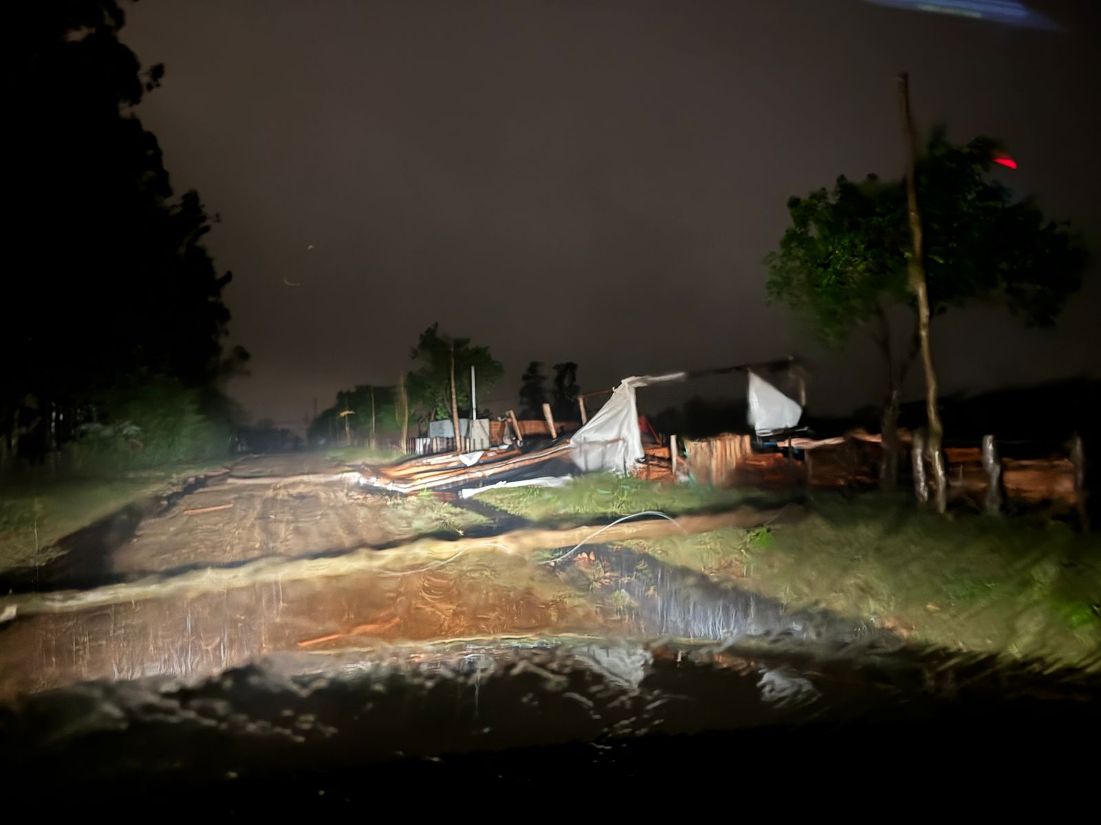 Impacto del fuerte temporal de lluvia y viento sobre el sistema de distribución de energía