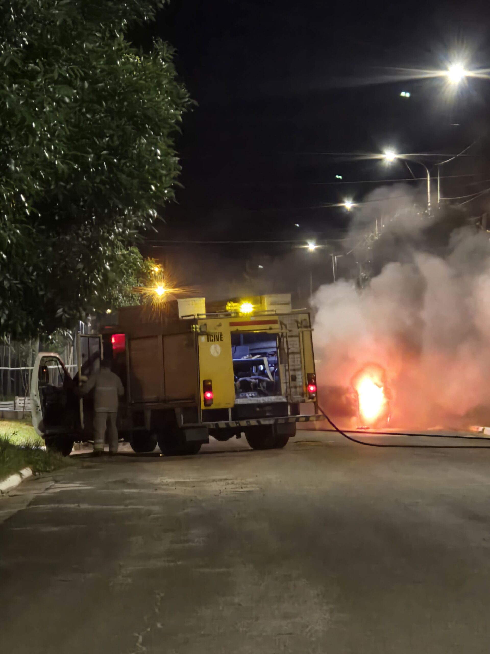 Se le incendió el vehículo, intentó apagarlo y no pudo