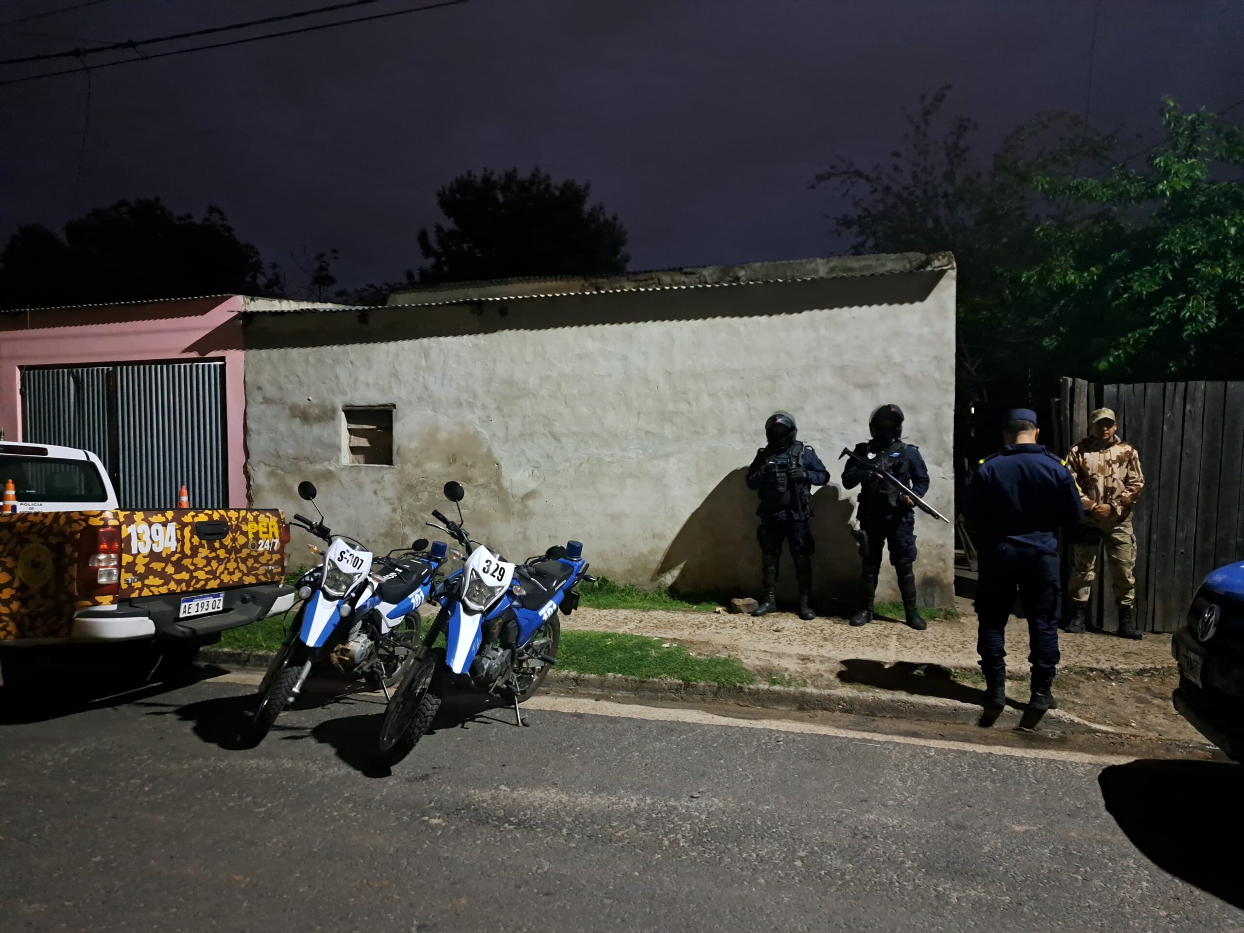 Tres detenidos en Allanamientos: Secuestro de armas de fuego, drogas, dinero y aves en cautiverio