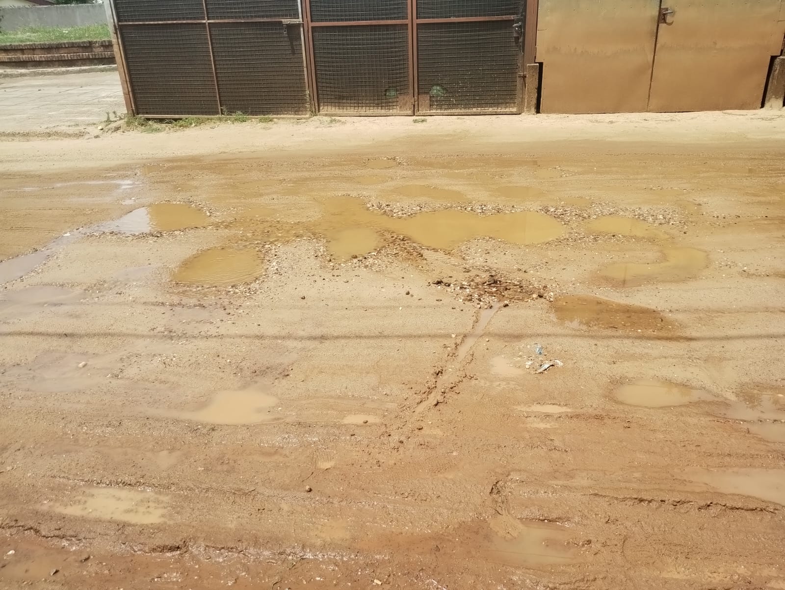 Vecinos de un barrio hace tres días reclaman al EDOS y no tienen solución