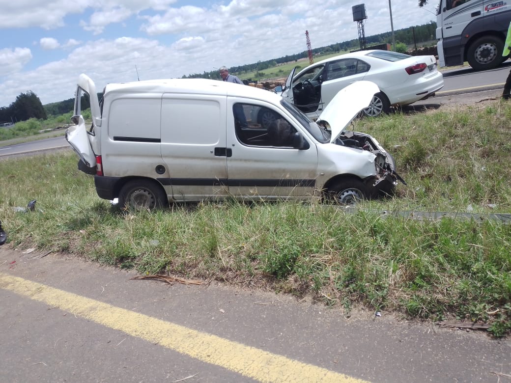 Mujer perdió el control de su vehículo y terminó en el cantero de la autovía