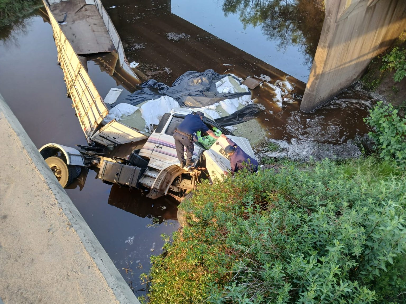 Camión cayó al río tras impactar contra el guardarrail en la RN 14