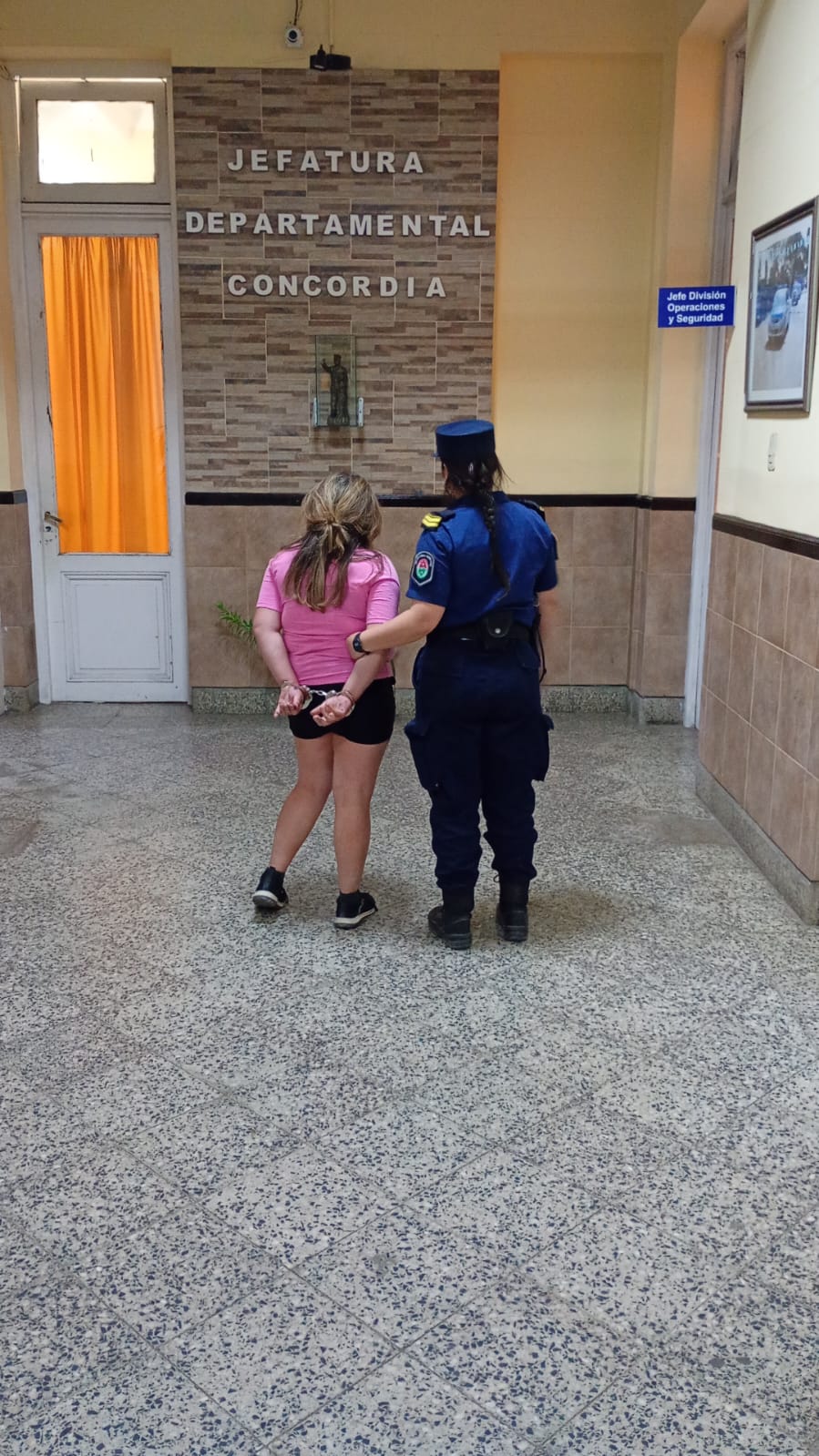Mujer detenida por Atentado y Resistencia a la Autoridad
