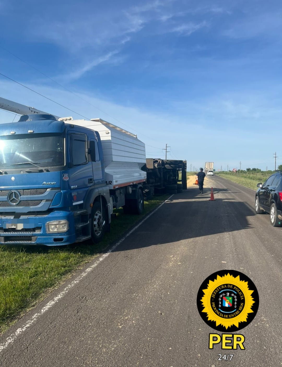 Camión perdió el control y terminó desparramando la carga sobre la ruta