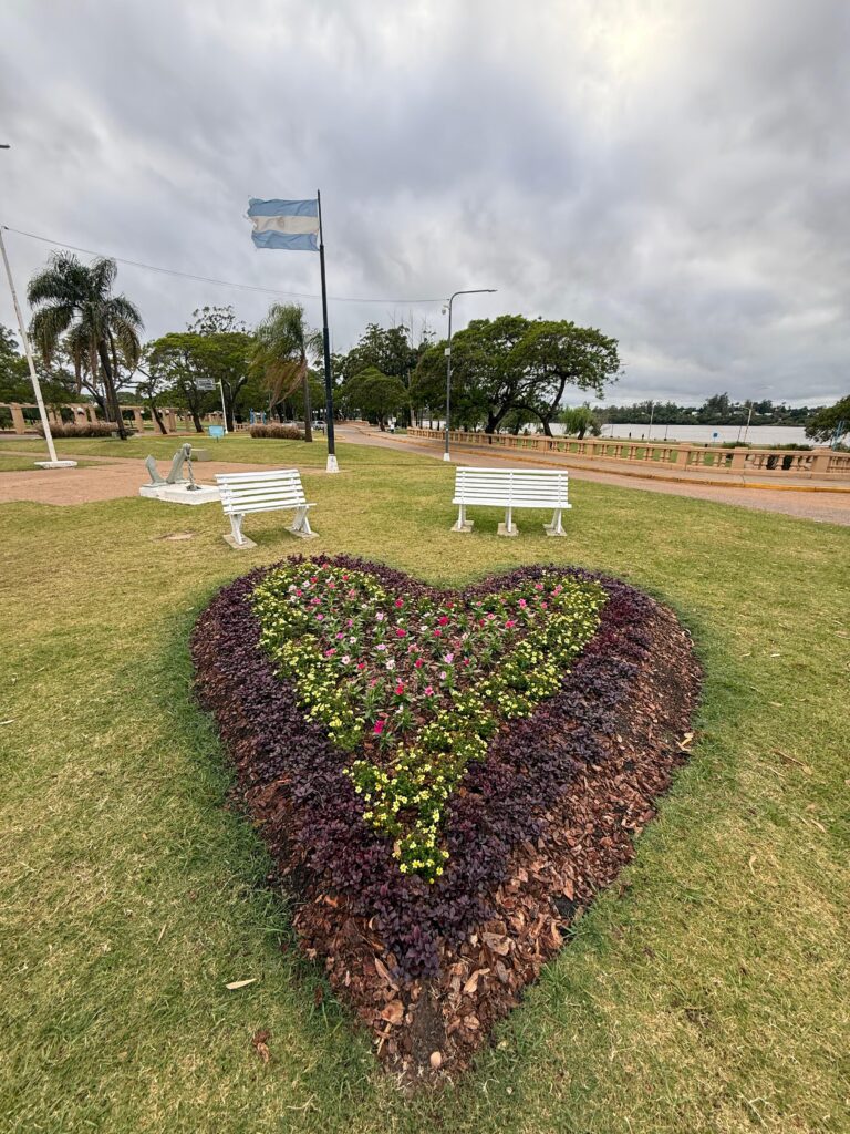 Un Corazón Verde en la Costanera de Concordia: Un Lugar para el Amor y la Naturaleza