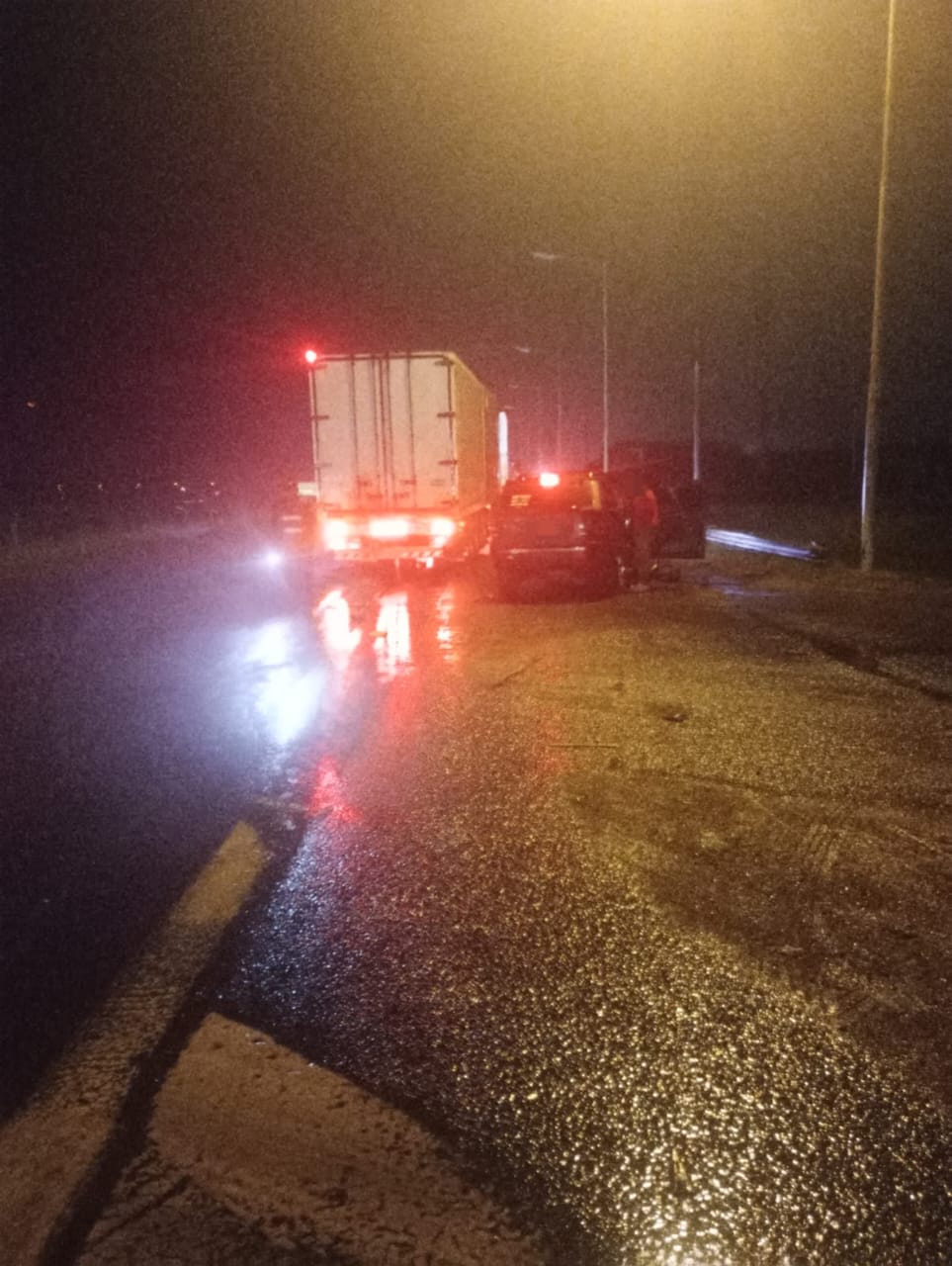 Conductor de camioneta quedó atrapado tras ser impactado por un camión