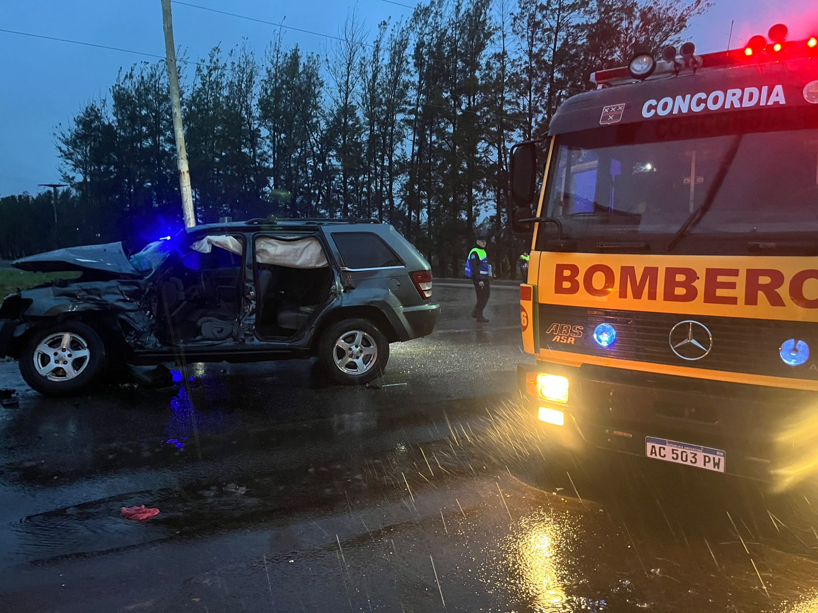 Conductor de camioneta quedó atrapado tras ser impactado por un camión