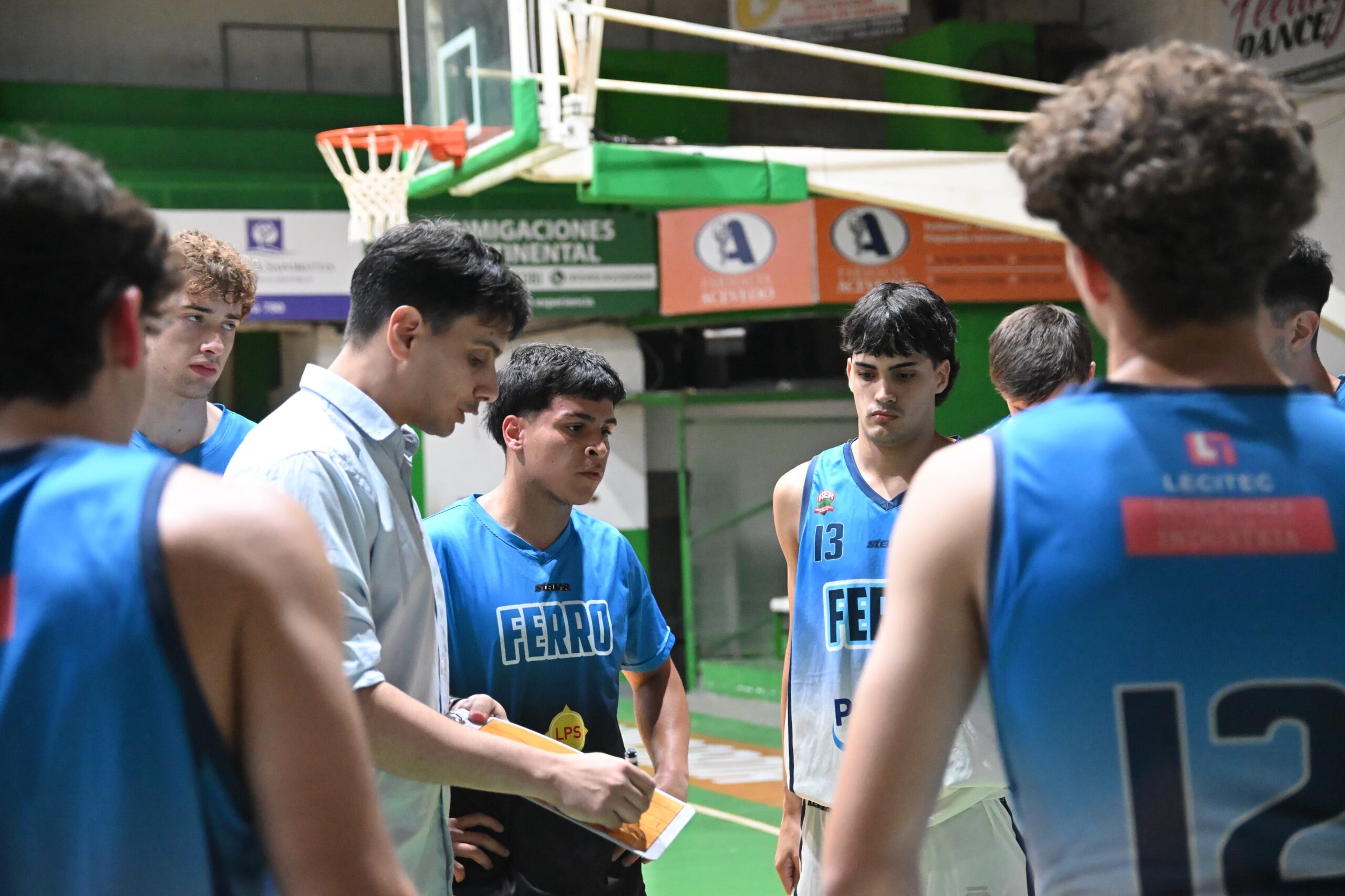 Básquet: Ferro se llevó el primer clásico