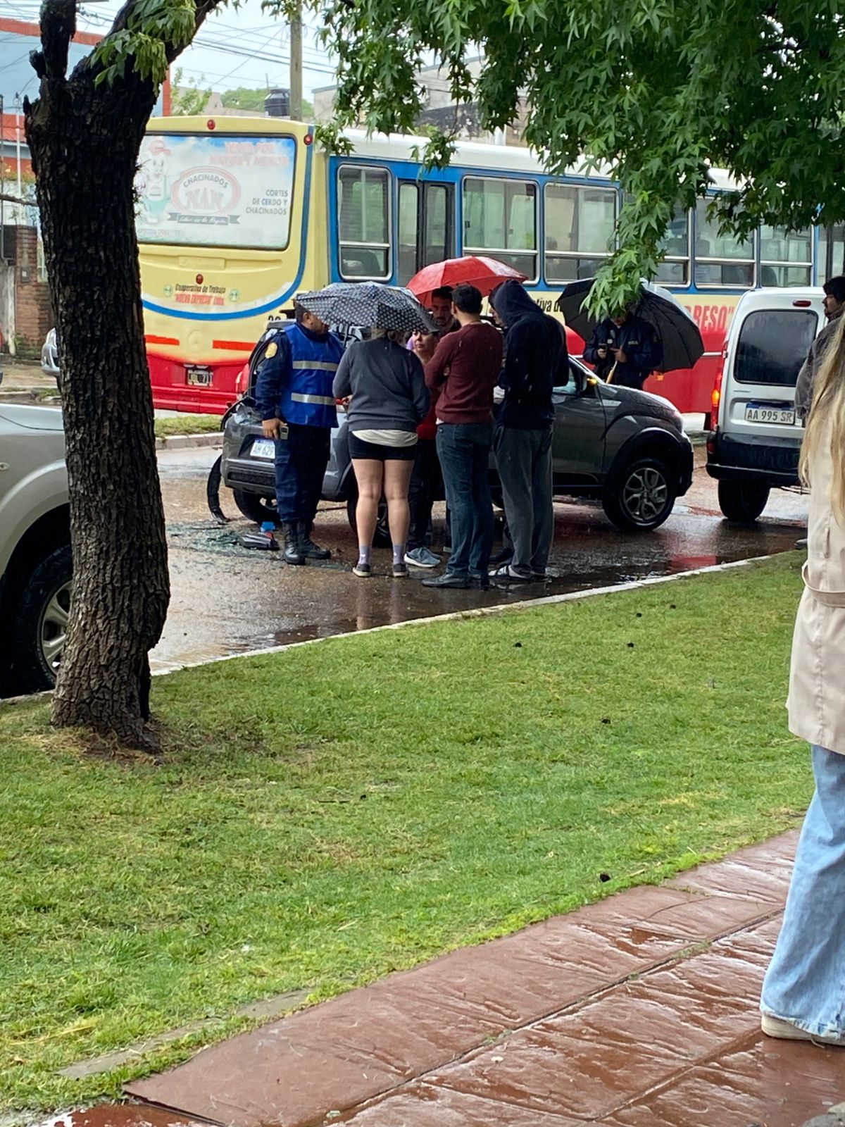 Motociclista chocó contra el auto de un reconocido periodista y huyó