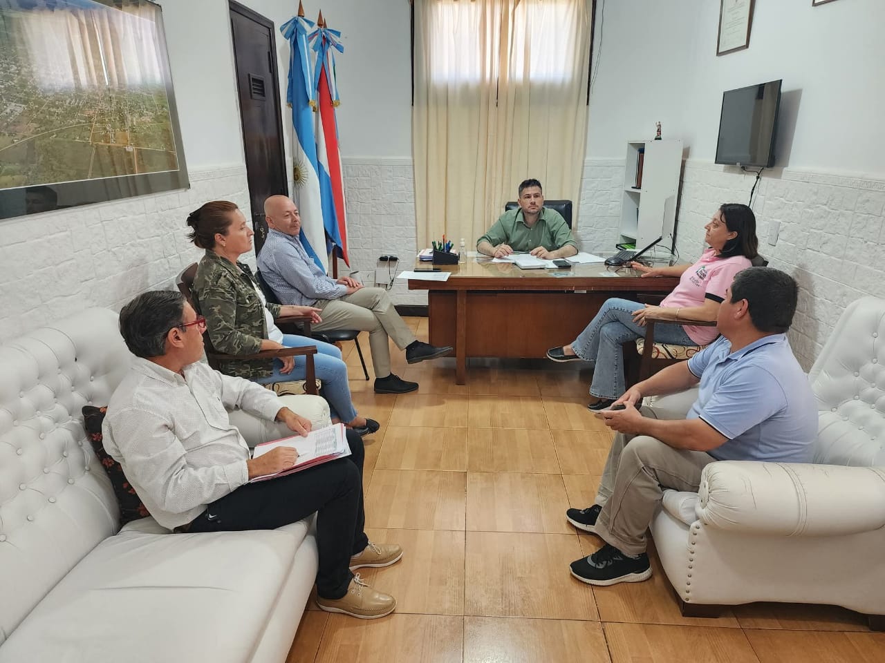 Feliciano logra acuerdo salarial , 43,6% anual para trabajadores municipales