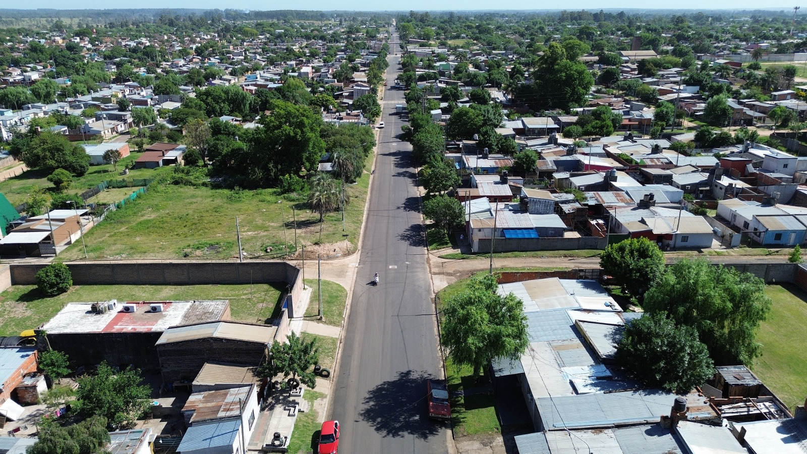 Junto a los vecinos, Azcué inauguró la repavimentación de calle Paula Albarracín
