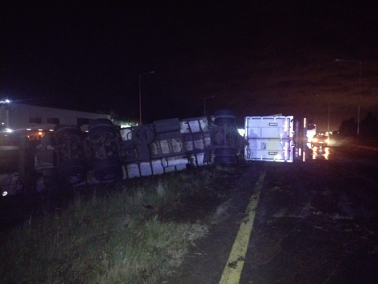 Vuelco de un camión con carga de pollo congelado en la RN 14: tránsito reducido en el km 244