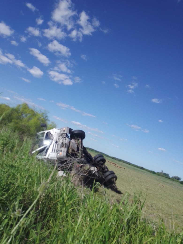 Un camión volcó sobre la ruta 14: una persona lesionada