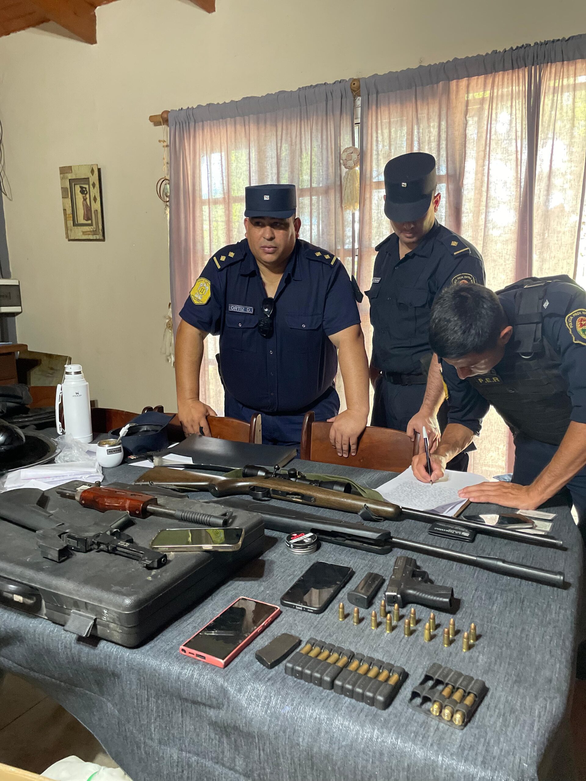 Allanamientos simultáneos: Incautan armas, drogas y una persona detenida