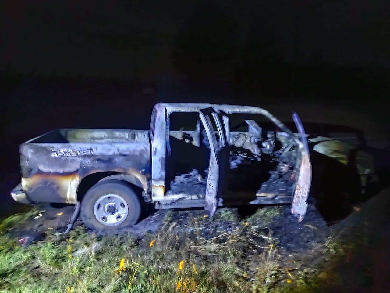 Siniestro vial en Ruta 22: una camioneta se incendió y quedó destruida por completo