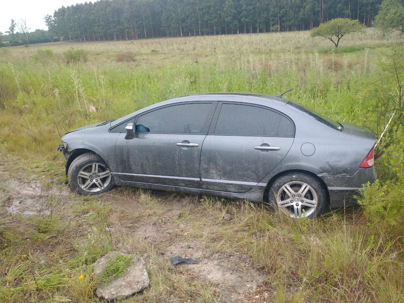 Debido a las inclemencias meteorológicas despistó con su vehículo