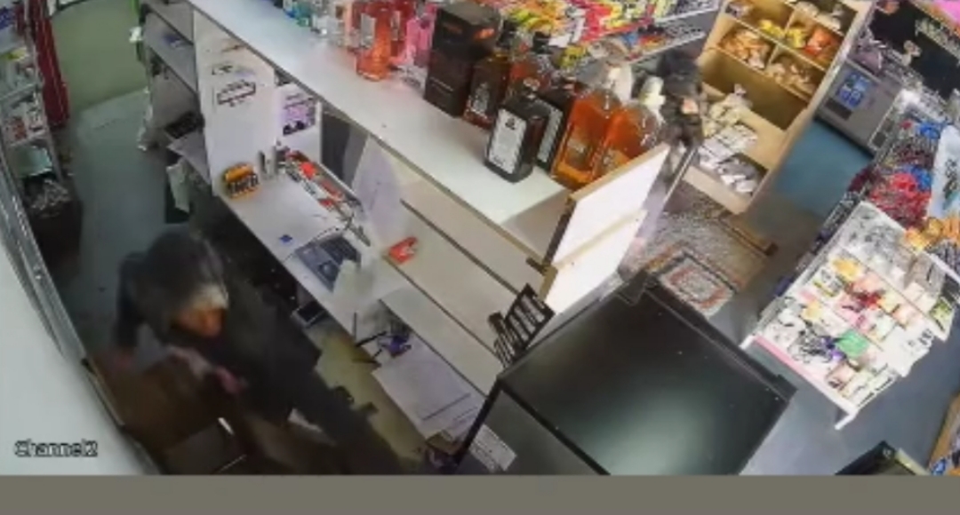 Vídeo: Delincuentes armados asaltaron un drugstore y huyeron con un celular