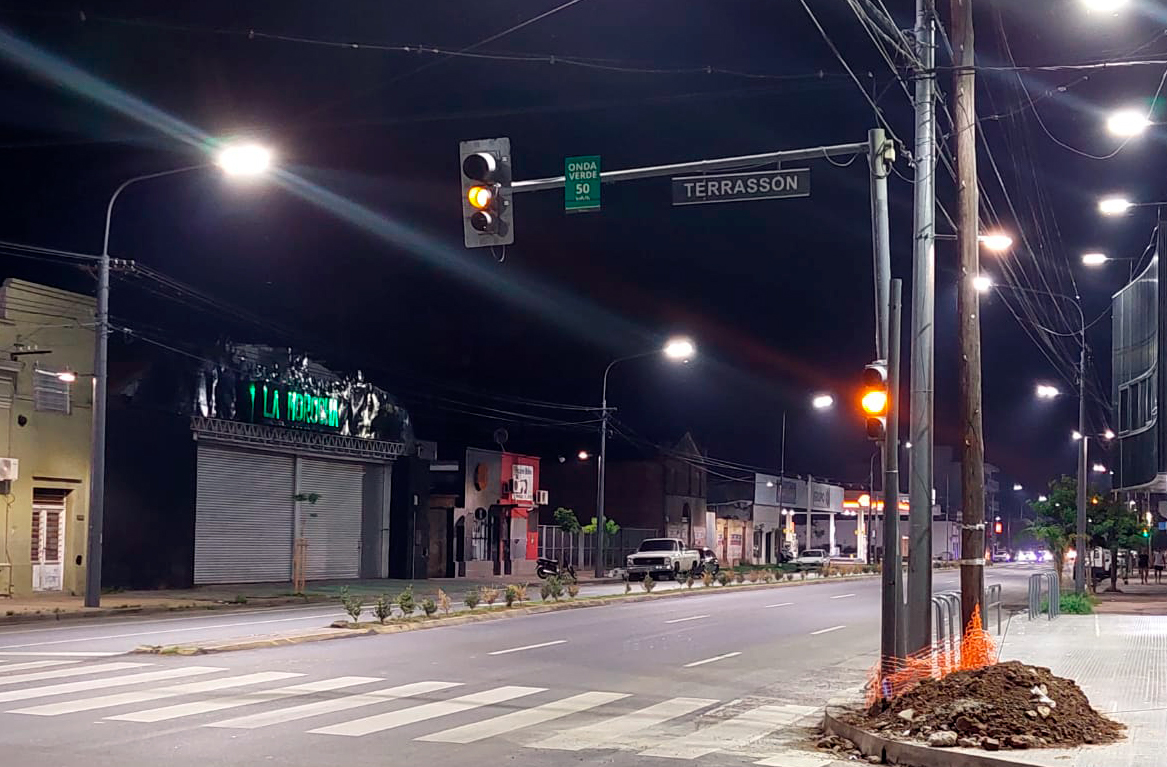 Semáforos intermitentes después de medianoche: una práctica común, pero sin regulación clara en Concordia