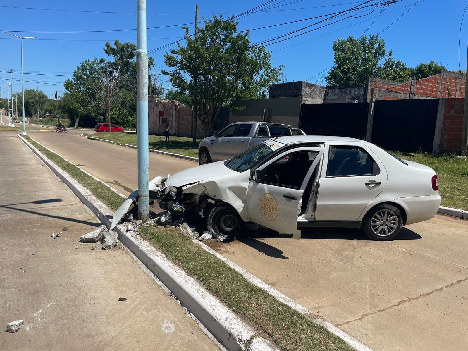 Taxi impactó contra una columna en Coldaroli: un hombre de 73 años resultó lesionado