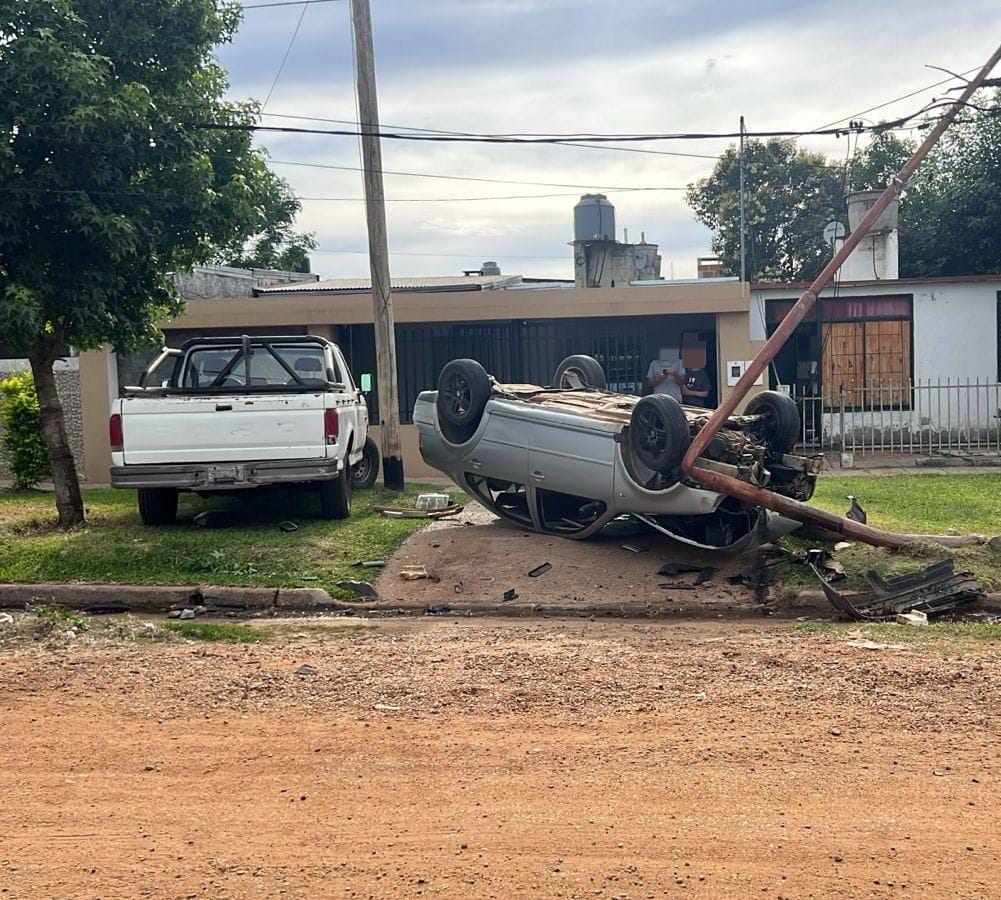 Un vehículo terminó volcado tras fuerte impacto