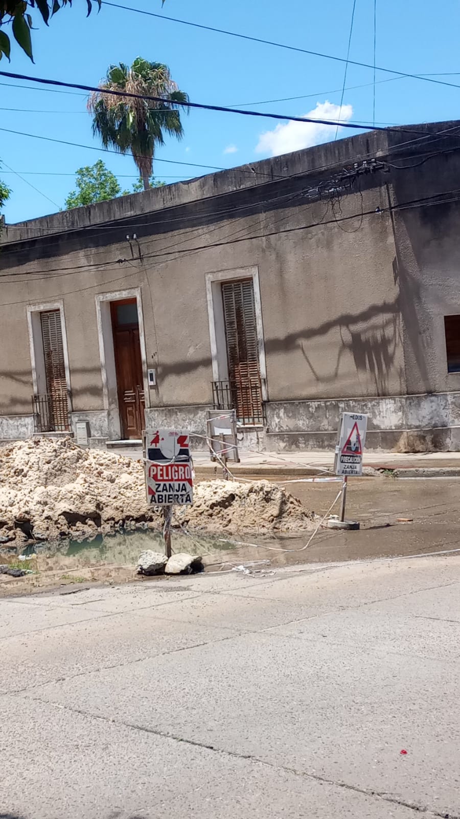 Vecinos reclaman por aguas servidas en una esquina de Concordia y advierten riesgo sanitario