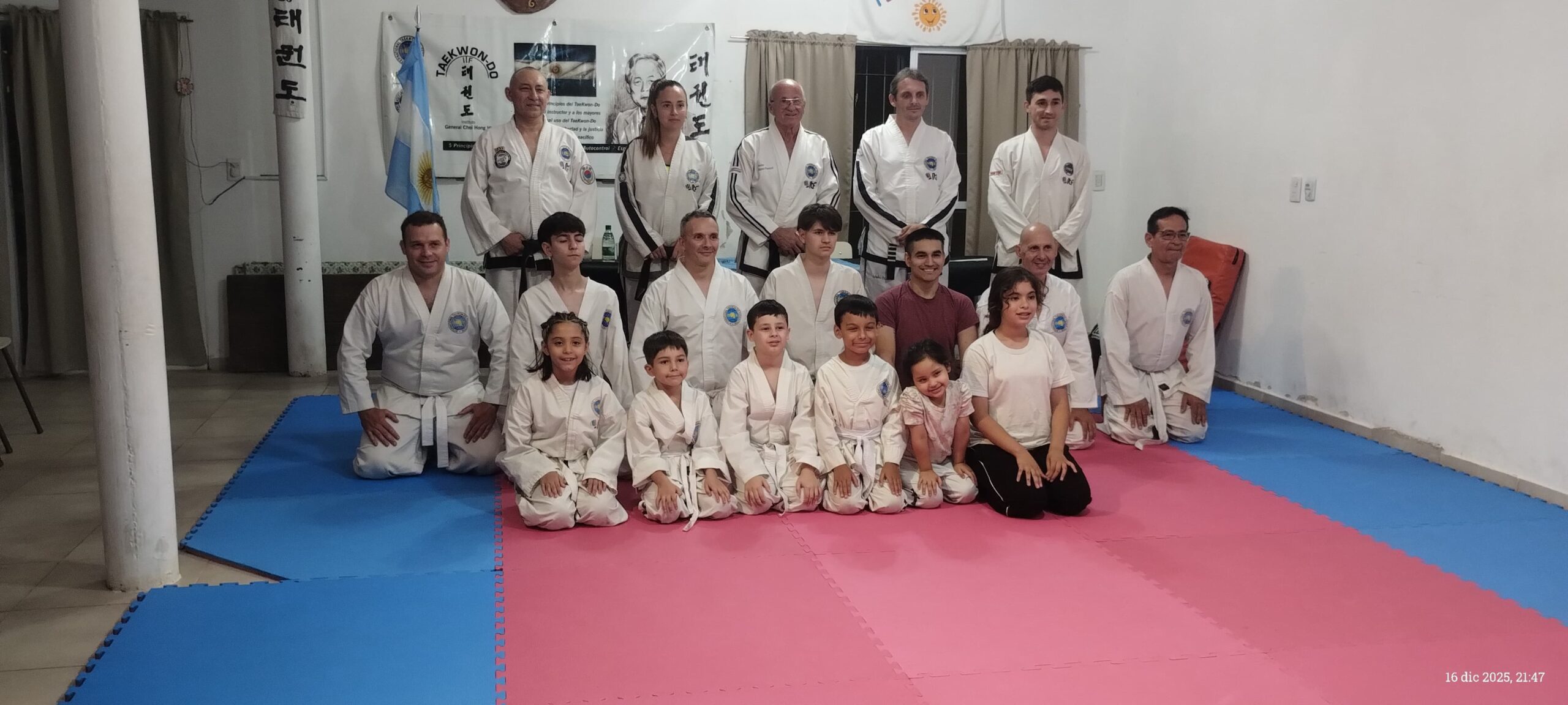 Examen de taekwondo del instituto “General Choi” dirigida por el instructor Diego Miño